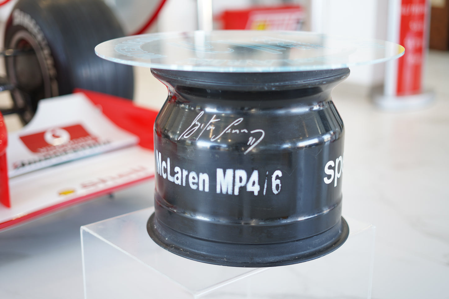 1991 Ayrton Senna rim table of the Mclaren MP4 / 6 signed