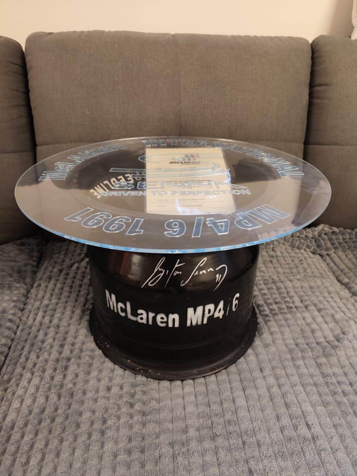 1991 Ayrton Senna rim table of the Mclaren MP4 / 6 signed
