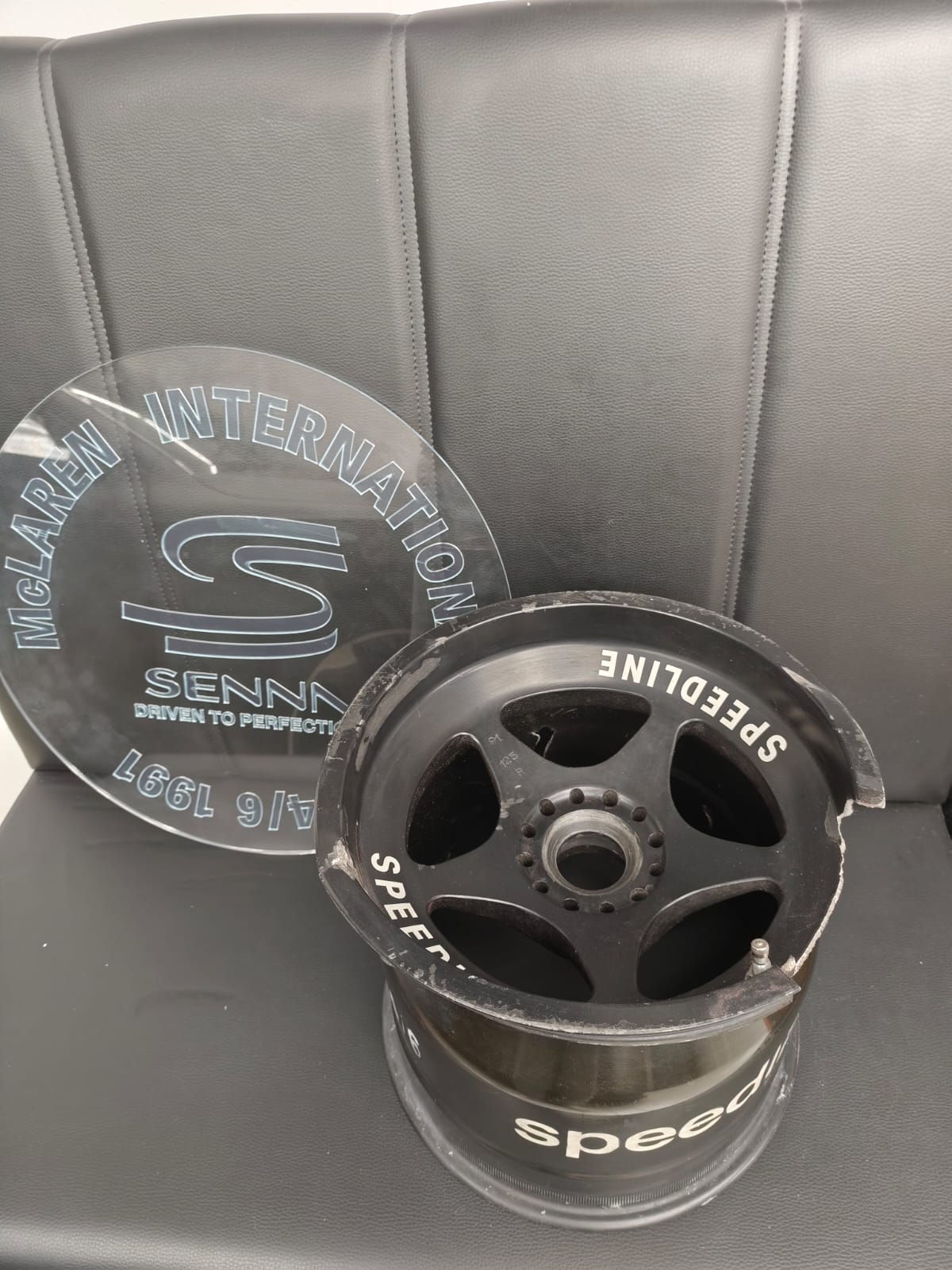 1991 Ayrton Senna rim table of the Mclaren MP4 / 6 signed